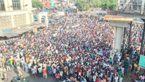 The scene outside Bandra railway station before police dispersed the crowd of migrant workers.(HT PHOTO) The scene outside Bandra railway station before police dispersed the crowd of migrant workers.(HT PHOTO)