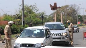 Police keeping a stringent check on vehicular movement on the Chandigarh-Zirakpur border on Tuesday.(Keshav Singh/HT) Police keeping a stringent check on vehicular movement on the Chandigarh-Zirakpur border on Tuesday.(Keshav Singh/HT)