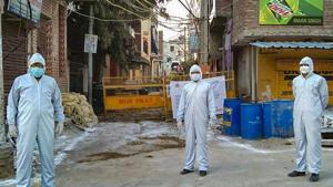 Police personnel wearing protective suits stand guard at a COVID-19 containment zone in South Delhi.(PTI) Police personnel wearing protective suits stand guard at a COVID-19 containment zone in South Delhi.(PTI)