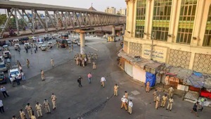Police personnel stand guard after a crowd of migrant workers demanding transport arrangements for them to go back to their native places, was dispersed from the Bandra station on Tuesday.(PTI photo) Police personnel stand guard after a crowd of migrant workers demanding transport arrangements for them to go back to their native places, was dispersed from the Bandra station on Tuesday.(PTI photo)