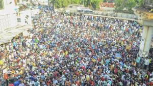 Migrant workers gather in large number at Bandra, Mumbai, April 14, 2020(Zoya Lozba/HTPhoto) Migrant workers gather in large number at Bandra, Mumbai, April 14, 2020(Zoya Lozba/HTPhoto)
