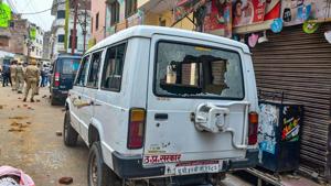 A police vehicle and an ambulance were vandalised after a mob pelted stones at health workers, doctors and police officials, who had gone to check coronavirus suspects in the area, in Moradabad on Wednesday.(PTI PHOTO.) A police vehicle and an ambulance were vandalised after a mob pelted stones at health workers, doctors and police officials, who had gone to check coronavirus suspects in the area, in Moradabad on Wednesday.(PTI PHOTO.)