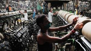 Workers at a jute mill in Serampore, Hooghly district of West Bengal.(MINT FILE PHOTO) Workers at a jute mill in Serampore, Hooghly district of West Bengal.(MINT FILE PHOTO)