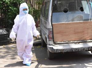A health department staff in PPE gear going to collect swab from coronavirus suspects in Hindpirhi locality, Ranchi, Jhjarkhand , hursday, April 16, 2020.(Diwakar Prasad / HT Photo) A health department staff in PPE gear going to collect swab from coronavirus suspects in Hindpirhi locality, Ranchi, Jhjarkhand , hursday, April 16, 2020.(Diwakar Prasad / HT Photo)