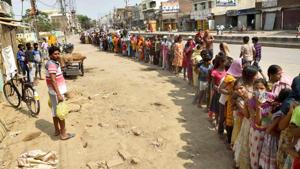 People queue to collect food during lockdown, in Patna, Bihar on Wednesday.(Santosh Kumar/HT Photo) People queue to collect food during lockdown, in Patna, Bihar on Wednesday.(Santosh Kumar/HT Photo)
