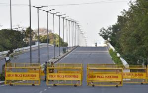 The incident took place at around 9 pm when two constables, who were out on highway bike patrolling, saw a man hanging from the flyover’s railing and screaming for help. Representative image.(Ajay Aggarwal/HT PHOTO) The incident took place at around 9 pm when two constables, who were out on highway bike patrolling, saw a man hanging from the flyover’s railing and screaming for help. Representative image.(Ajay Aggarwal/HT PHOTO)