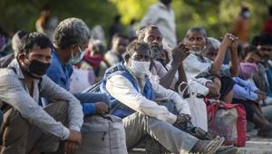 People wait in lines on the banks of Yamuna River.(Bloomberg) People wait in lines on the banks of Yamuna River.(Bloomberg)