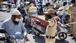 Police personnel divert commuters during the nationwide lockdown in Vijayawada in Andhra Pradesh.(ANI PHOTO.) Police personnel divert commuters during the nationwide lockdown in Vijayawada in Andhra Pradesh.(ANI PHOTO.)