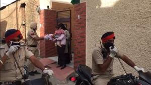 Police officers reached the kid’s home and handed her parents a cake for her birthday.(Twitter/@PunjabPoliceInd) Police officers reached the kid’s home and handed her parents a cake for her birthday.(Twitter/@PunjabPoliceInd)