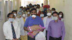 The patient. Anand Goel, with the medical staff after being discharged from Guru Gobind Singh Medical College and Hospital in Faridkot(HT PHOTO) The patient. Anand Goel, with the medical staff after being discharged from Guru Gobind Singh Medical College and Hospital in Faridkot(HT PHOTO)