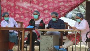 Doctors attend to patients outside the hospital building during lockdown.(Yogendra Kumar/HT PHOTO) Doctors attend to patients outside the hospital building during lockdown.(Yogendra Kumar/HT PHOTO)