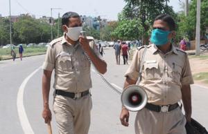 Cops appealing to residents to remain indoors amid the curfew in Sector 52, Chandigarh, on Saturday.(Keshav Singh/HT) Cops appealing to residents to remain indoors amid the curfew in Sector 52, Chandigarh, on Saturday.(Keshav Singh/HT)