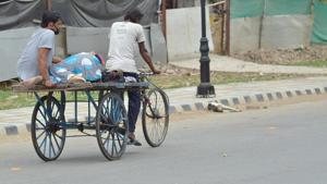 The pregnant woman being taken home on a rickshaw in Agra on Monday.(HT Photo) The pregnant woman being taken home on a rickshaw in Agra on Monday.(HT Photo)