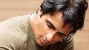 Sonu Sood has already providing meals to 45,000 people in Mumbai. Sonu Sood has already providing meals to 45,000 people in Mumbai.