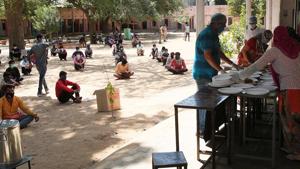 Migrant workers lodged in a Rajasthan government at a shelter home , queue for lunch, in Bagru, Jaipur.(Himanshu Vyas/HT PHOTO) Migrant workers lodged in a Rajasthan government at a shelter home , queue for lunch, in Bagru, Jaipur.(Himanshu Vyas/HT PHOTO)