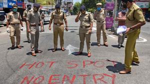 Police personnel mark a locality of Kaloor-Kathrikadavu as a Covid-19 hotspot, in Kochi on Thursday.(PTI Photo) Police personnel mark a locality of Kaloor-Kathrikadavu as a Covid-19 hotspot, in Kochi on Thursday.(PTI Photo)