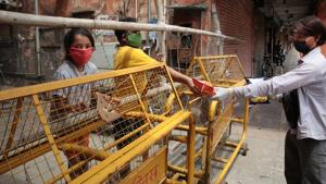 People buy essentials standing behind police barricades during lockdown -- to curb spread of coronavirus, at walled city in Jaipur, Rajasthan.(Himanshu Vyas/HT Photo) People buy essentials standing behind police barricades during lockdown -- to curb spread of coronavirus, at walled city in Jaipur, Rajasthan.(Himanshu Vyas/HT Photo)