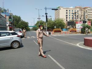 SSP Agra Babloo Kumar stopping a vehicle during lockdown at Hari Parvat crossing in Agra.(HT Photo) SSP Agra Babloo Kumar stopping a vehicle during lockdown at Hari Parvat crossing in Agra.(HT Photo)