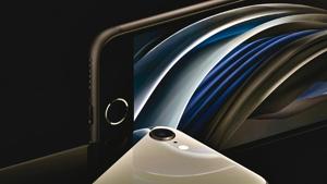 For people who prefer smaller phones that fit better in their hands, bags and pockets, Apple’s new SE scores high For people who prefer smaller phones that fit better in their hands, bags and pockets, Apple’s new SE scores high