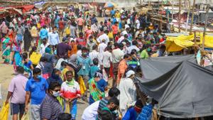 Huge crowd is seen at a vegetable market in Chennai on Saturday, after Tamil Nadu Chief Minister announced complete lockdown in five cities.(PTI Photo) Huge crowd is seen at a vegetable market in Chennai on Saturday, after Tamil Nadu Chief Minister announced complete lockdown in five cities.(PTI Photo)