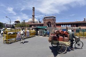 Lockdown in Delhi: Outside the Jama Masjid.(Sanjeev Verma/HT PHOTO) Lockdown in Delhi: Outside the Jama Masjid.(Sanjeev Verma/HT PHOTO)