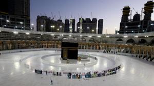 Worshippers perform Taraweeh prayer at Kaaba in the Grand Mosque on the first day of the holy month of Ramadan during the outbreak of the coronavirus disease (COVID-19), in the holy city of Mecca, Saudi Arabia April 24, 2020.(REUTERS) Worshippers perform Taraweeh prayer at Kaaba in the Grand Mosque on the first day of the holy month of Ramadan during the outbreak of the coronavirus disease (COVID-19), in the holy city of Mecca, Saudi Arabia April 24, 2020.(REUTERS)
