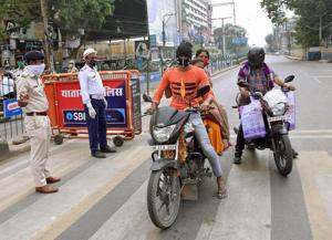 A police personnel directs commuters during lockdown to curb the spread of coronavirus, at Dak Bungalow crossing, in Patna.(Santosh Kumar / Hindustan Times) A police personnel directs commuters during lockdown to curb the spread of coronavirus, at Dak Bungalow crossing, in Patna.(Santosh Kumar / Hindustan Times)