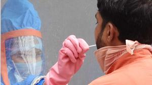 A health worker collecting swabs for testing. (Picture for representational purposes only)(HT FILE) A health worker collecting swabs for testing. (Picture for representational purposes only)(HT FILE)
