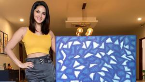 Sunny Leone with her painting. Sunny Leone with her painting.