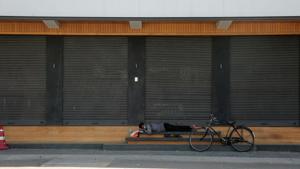 A private security guard rests outside a shop, during Covid-19 lockdown in Jaipur, on Sunday.(Himanshu Vyas/HT Photo) A private security guard rests outside a shop, during Covid-19 lockdown in Jaipur, on Sunday.(Himanshu Vyas/HT Photo)