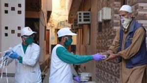 Health workers providing food packets and masks to Muslim residents, Chandigarh April 11, 2020(Sant Arora/HT) Health workers providing food packets and masks to Muslim residents, Chandigarh April 11, 2020(Sant Arora/HT)