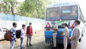 Migrant workers speaking to police pesronnel as they stand outside the bus, during the nationwide lockdown to curb the spread of coronavirus, at Sukhrali Community Centre, in Gurugram, India, on Sunday, April 26, 2020.(Yogendra Kumar/HT PHOTO) Migrant workers speaking to police pesronnel as they stand outside the bus, during the nationwide lockdown to curb the spread of coronavirus, at Sukhrali Community Centre, in Gurugram, India, on Sunday, April 26, 2020.(Yogendra Kumar/HT PHOTO)