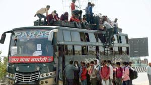 Guidelines have also been issued for the desert state’s border districts from where the inbound migrant workers are likely to enter, which include mandatory testing and quarantine at transit camps for the returning workers.(Santosh Kumar/ HT file photo) Guidelines have also been issued for the desert state’s border districts from where the inbound migrant workers are likely to enter, which include mandatory testing and quarantine at transit camps for the returning workers.(Santosh Kumar/ HT file photo)