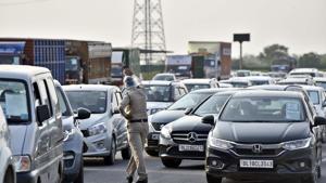 The number of barricades was increased and police said they checked each claim of commuters to ensure that only those involved in essential services were allowed to cross borders in accordance guidelines governing the lockdown imposed to check the Covid-19 spread.(Sanjeev Verma/HT PHOTO) The number of barricades was increased and police said they checked each claim of commuters to ensure that only those involved in essential services were allowed to cross borders in accordance guidelines governing the lockdown imposed to check the Covid-19 spread.(Sanjeev Verma/HT PHOTO)