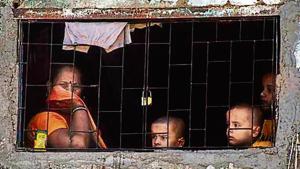 The slum is characterised by difficult-to-manage makeshift shanties, or double storey stand-alone tin and concrete shanties.(HT Photo) The slum is characterised by difficult-to-manage makeshift shanties, or double storey stand-alone tin and concrete shanties.(HT Photo)