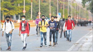 Workers arrive to catch a bus to travel to their home states, in Uttar Pradesh’s Prayagraj.(AP) Workers arrive to catch a bus to travel to their home states, in Uttar Pradesh’s Prayagraj.(AP)