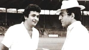 Rishi Kapoor and Mansoor Ali Khan Pataudi in a rare photo. Rishi Kapoor and Mansoor Ali Khan Pataudi in a rare photo.