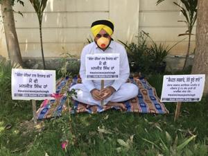 AAP Punjab chief and Sangrur MP Bhagwant Mann staging protest at his residence in Sangrur on Friday.(HT PHOTO) AAP Punjab chief and Sangrur MP Bhagwant Mann staging protest at his residence in Sangrur on Friday.(HT PHOTO)