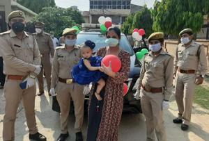 Team of Dial 112 at residence of Sangeeta Singh in Mathura with gifts for her one-year-old daughter.(HT Photo) Team of Dial 112 at residence of Sangeeta Singh in Mathura with gifts for her one-year-old daughter.(HT Photo)