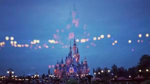 For a glimpse at how Disney recovers from the coronavirus pandemic, look no further than Shanghai, where the entertainment giant has staged a limited reopening of Shanghai Disney Resort. Adults, kids and senior citizens wear masks while wandering among staff and security guards who carry contact-less thermometers and hand sanitizer.(UNSPLASH) For a glimpse at how Disney recovers from the coronavirus pandemic, look no further than Shanghai, where the entertainment giant has staged a limited reopening of Shanghai Disney Resort. Adults, kids and senior citizens wear masks while wandering among staff and security guards who carry contact-less thermometers and hand sanitizer.(UNSPLASH)