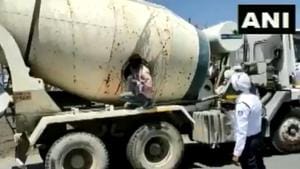 Police officials apprehended a concrete mixer tank in Madhya Pradesh which was being used to ferry at least 18 people.(ANI/Twitter) Police officials apprehended a concrete mixer tank in Madhya Pradesh which was being used to ferry at least 18 people.(ANI/Twitter)
