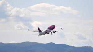 Due to social distancing norms necessitated by the Covid-19 pandemic, planes will not be allowed to fly to full capacity. The access to defence airspace will help bring down fuel costs.(AFP) Due to social distancing norms necessitated by the Covid-19 pandemic, planes will not be allowed to fly to full capacity. The access to defence airspace will help bring down fuel costs.(AFP)