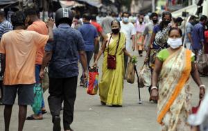 People crowd seen at Rashmoni Bazar during the violation of nationwide COVID-19 lockdown, in Kolkata on Saturday.(ANI) People crowd seen at Rashmoni Bazar during the violation of nationwide COVID-19 lockdown, in Kolkata on Saturday.(ANI)