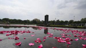 Military helicopters also flew over hospitals that are coronavirus patients and shower petals as a tribute.(HT Photo) Military helicopters also flew over hospitals that are coronavirus patients and shower petals as a tribute.(HT Photo)