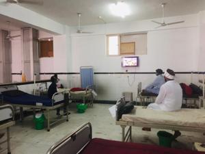 Covid-19 patients watching television at Gian Sagar hospital in Banur.(HT PHOTO) Covid-19 patients watching television at Gian Sagar hospital in Banur.(HT PHOTO)