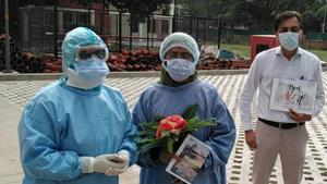 A Chandigarh woman who recovered from Covid being given a ceremonial send off by the PGIMER team.(HT Photo) A Chandigarh woman who recovered from Covid being given a ceremonial send off by the PGIMER team.(HT Photo)