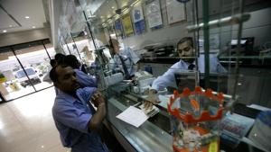 A migrant labourer arranges to send money home via a bank in Sharjah, United Arab Emirates.(Getty Images) A migrant labourer arranges to send money home via a bank in Sharjah, United Arab Emirates.(Getty Images)