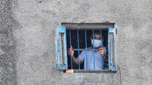The number of coronavirus cases in India has breached the 42,000-mark. On Monday, the Ministry of Health updated the country’s Covid-19 tally at 42,553.(Ravi Kumar / Hindustan Times) The number of coronavirus cases in India has breached the 42,000-mark. On Monday, the Ministry of Health updated the country’s Covid-19 tally at 42,553.(Ravi Kumar / Hindustan Times)