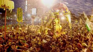 Madurai: Devotees witness the entry of Lord Kallazhagar to the Vaigai River as part of Chithirai festival of the famous Meenakshi Temple, in Madurai, Friday, April 19, 2019.(PTI) Madurai: Devotees witness the entry of Lord Kallazhagar to the Vaigai River as part of Chithirai festival of the famous Meenakshi Temple, in Madurai, Friday, April 19, 2019.(PTI)