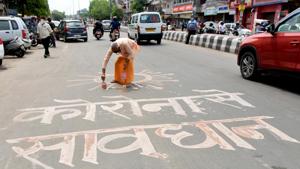 An artist draws a graffiti to spread awareness about coronavirus in New Delhi on Monday.(ANI Photo) An artist draws a graffiti to spread awareness about coronavirus in New Delhi on Monday.(ANI Photo)